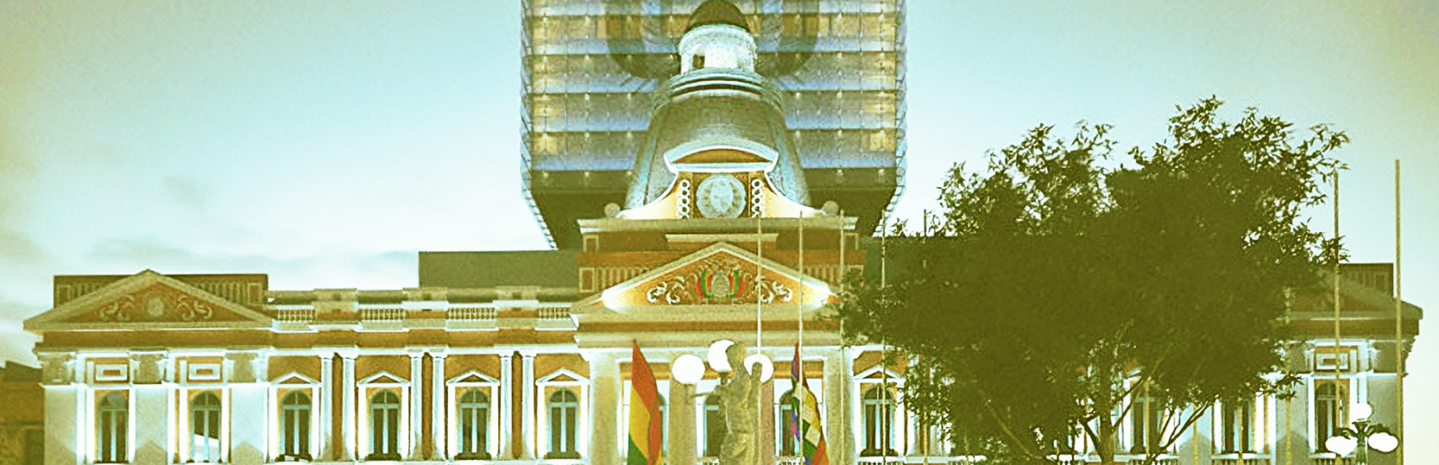 La Asamblea Legislativa Plurinacional de Bolivia, tras el antiguo Palacio Legislativo del Congreso Nacional